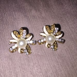 Flower shape pearl earrings